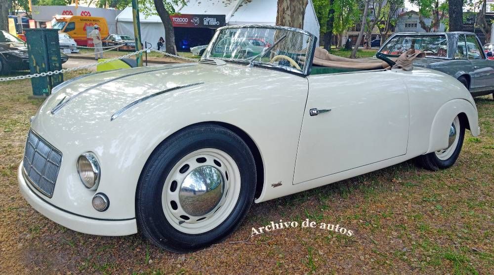 Hans Waibel y su convertible visto en AutoClásica 2025