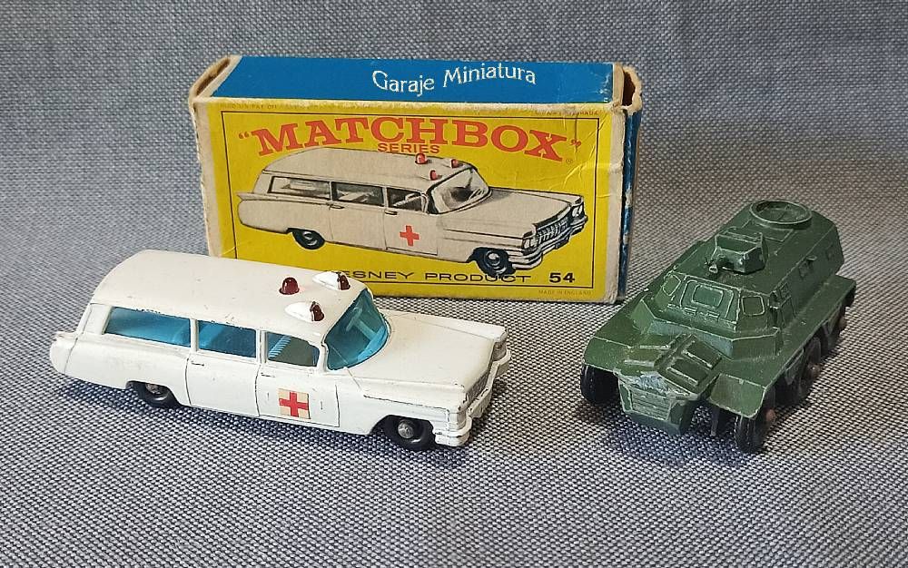 Saracen Carrier y Ambulancia Cadillac piezas #54 de Matchbox