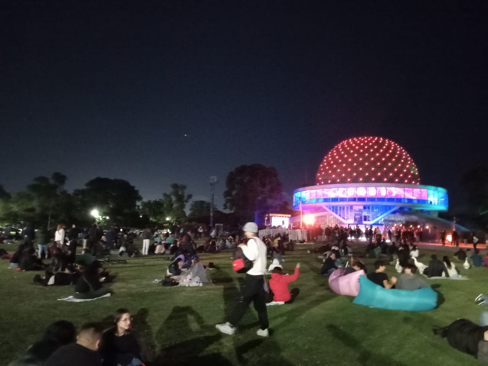 Desde el Planetario de Bs. As., el eclipse de luna ya entrada la madrugada