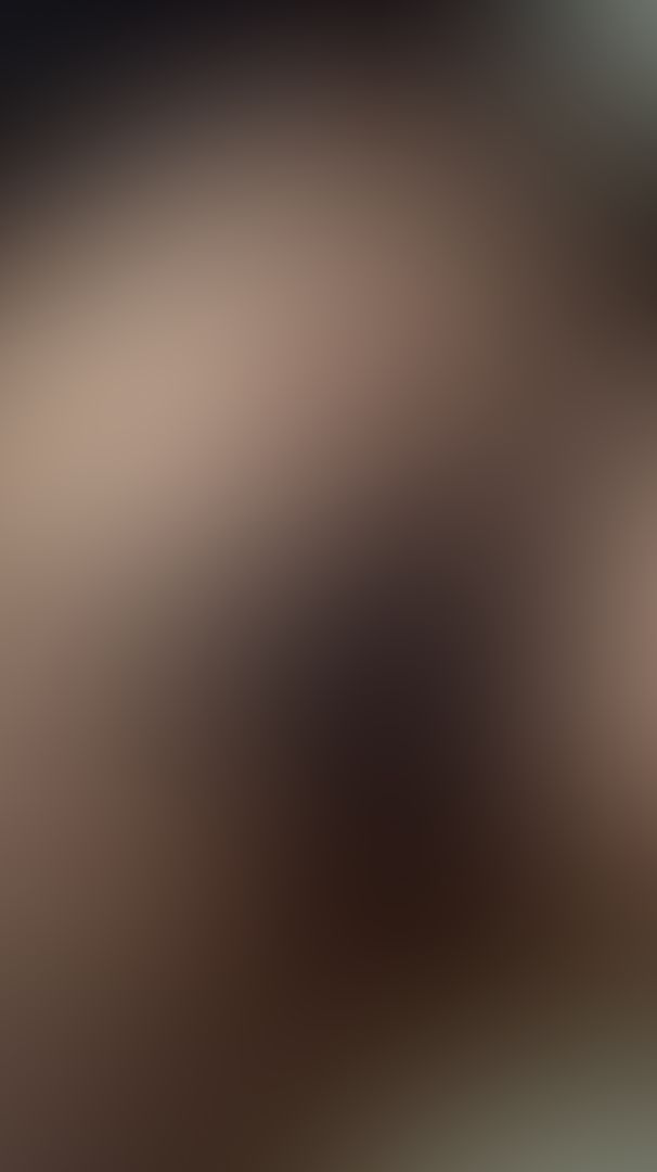 Sentada en la silla con las piernas abiertas 🔥🥵🤫🤞🏻