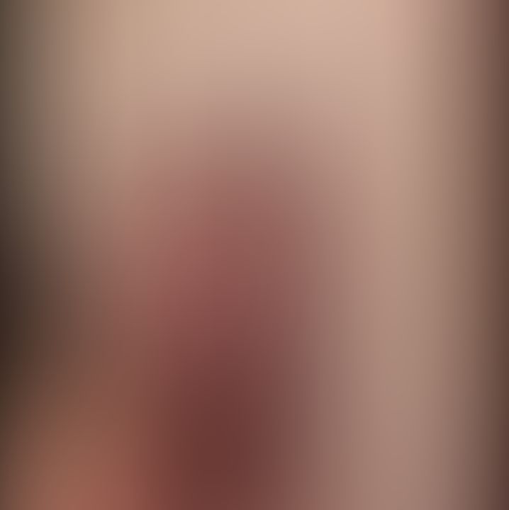 Se la succiono 🍆bien mientras juega con mi plug en mi 🍑